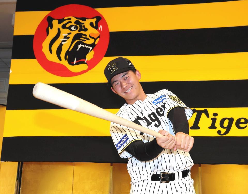 　バットを手にポーズを決めるドラフト１位の立石正広（撮影・山口登）