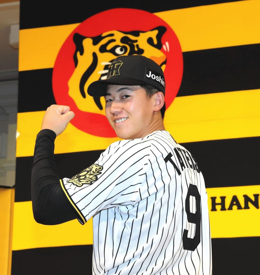 　ポーズを決めるドラフト１位の立石正広（撮影・山口登）