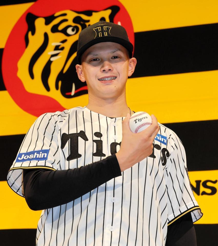 　ポーズを決めるドラフト５位の能登嵩都（撮影・山口登）