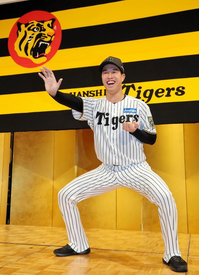 　気合いのポーズを決めるドラフト３位岡城快生（撮影・山口登）