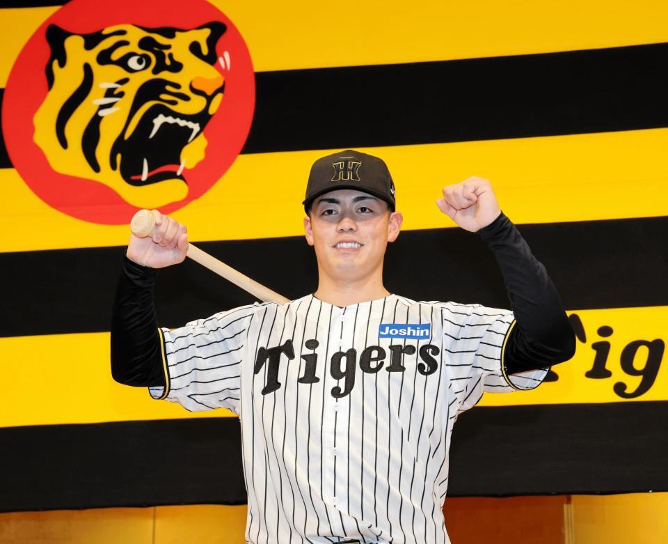 　ポーズを決めるドラフト２位の谷端将伍（撮影・山口登）