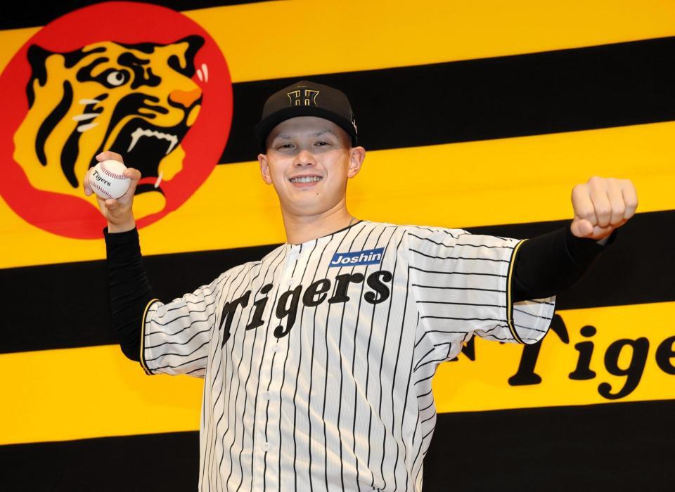 　ポーズを決めるドラフト５位の能登嵩都（撮影・山口登）