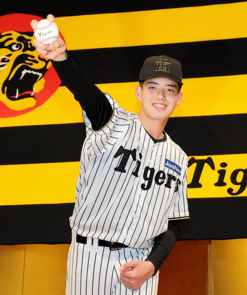 　ポーズを決めるドラフト４位の早瀬朔（撮影・山口登）