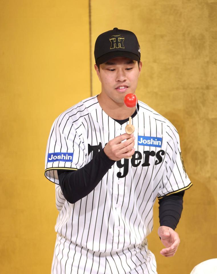 　ファンミーティングで特技のけん玉を披露する岡城快生（撮影・北村雅宏）