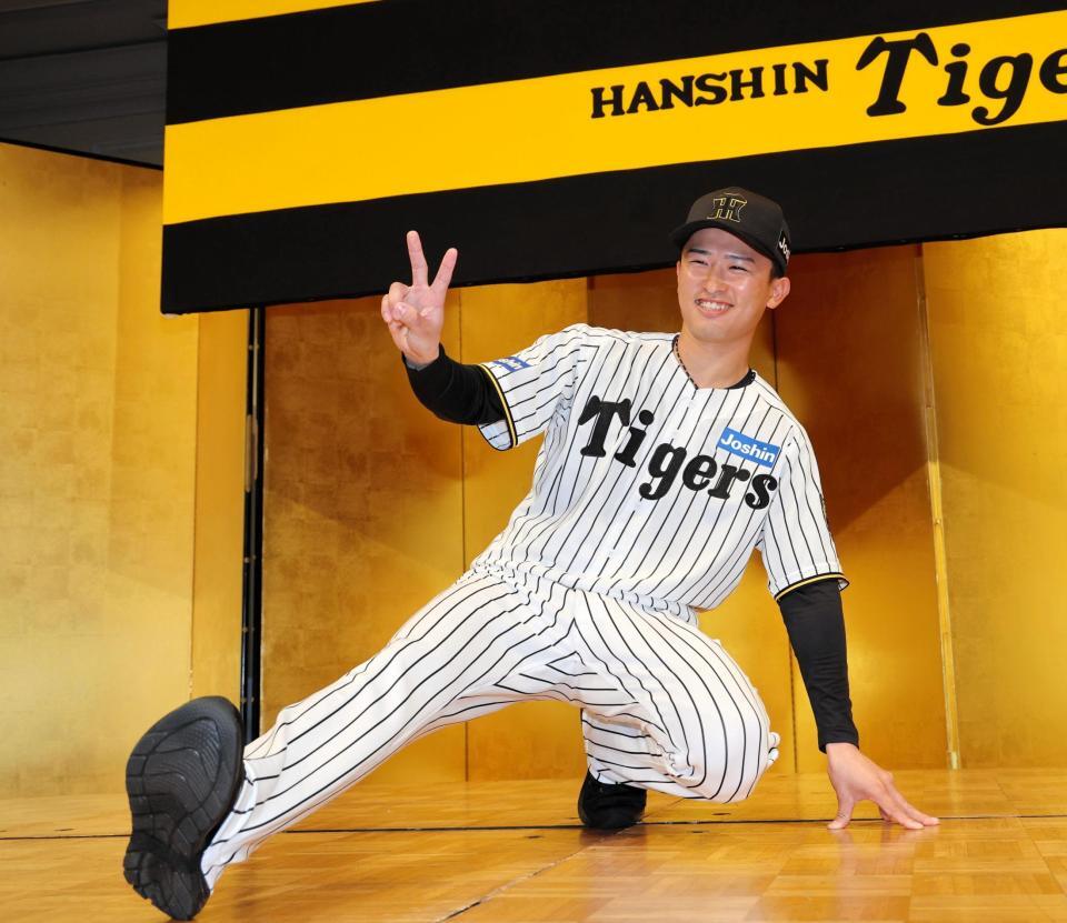 　ポーズを決める山崎照英（撮影・山口登）