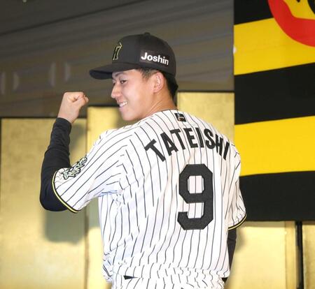 　背番号「９」を見せる立石（撮影・北村雅宏）