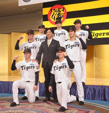 　ポーズを決める藤川監督（中央）と新入団選手たち（撮影・北村雅宏）