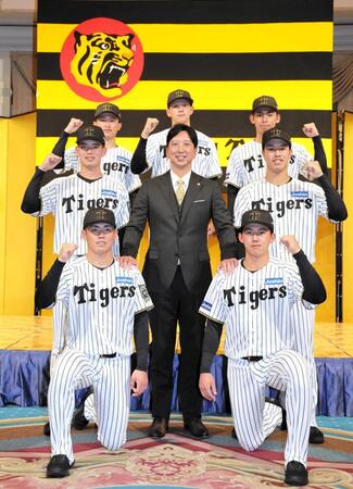　入団発表会で写真に納まる新人７選手と藤川監督（中央）＝撮影・山口登