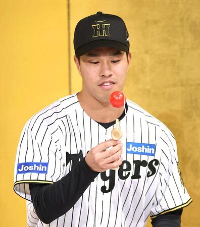 　ファンミーティングで特技のけん玉を披露する岡城