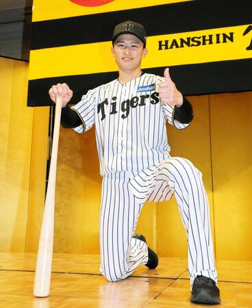 　ポーズを決める山崎