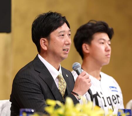 　新入団選手について語る藤川監督。右は立石正広（撮影・北村雅宏）