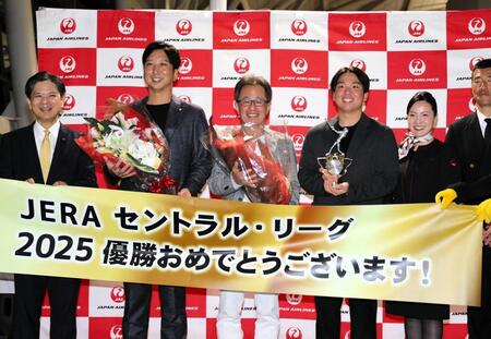 　出発式で写真に納まる藤川監督（中央左）、粟井社長（中央）、村上（中央右）＝撮影・山口登