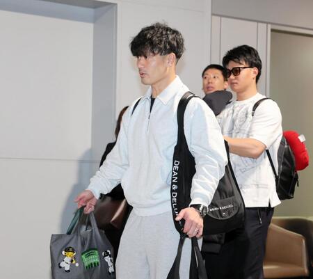 　ハワイに出発する坂本（左）＝撮影・山口登