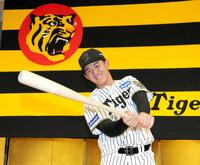 　バットを手にポーズを決める立石（撮影・山口登）