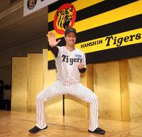 　檀上でポーズをとる岡城快生（撮影・北村雅宏）