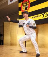 　檀上でポーズをとる岡城快生（撮影・北村雅宏）