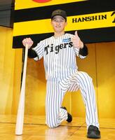 　ポーズを決める山崎