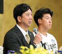 　新入団選手について語る藤川監督