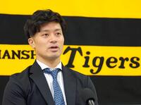 　契約更改を終えて会見する坂本（撮影・立川洋一郎）