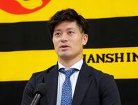 　契約更改を終えて会見する坂本（撮影・立川洋一郎）