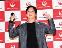 　出発式でポーズを決める藤川監督（撮影・山口登）