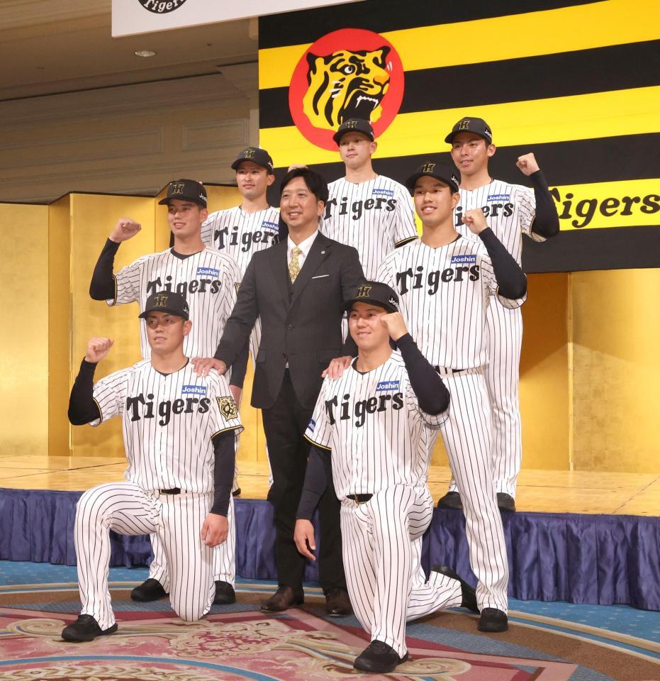 　ポーズを決める藤川監督（中央）と新入団選手たち（撮影・北村雅宏）