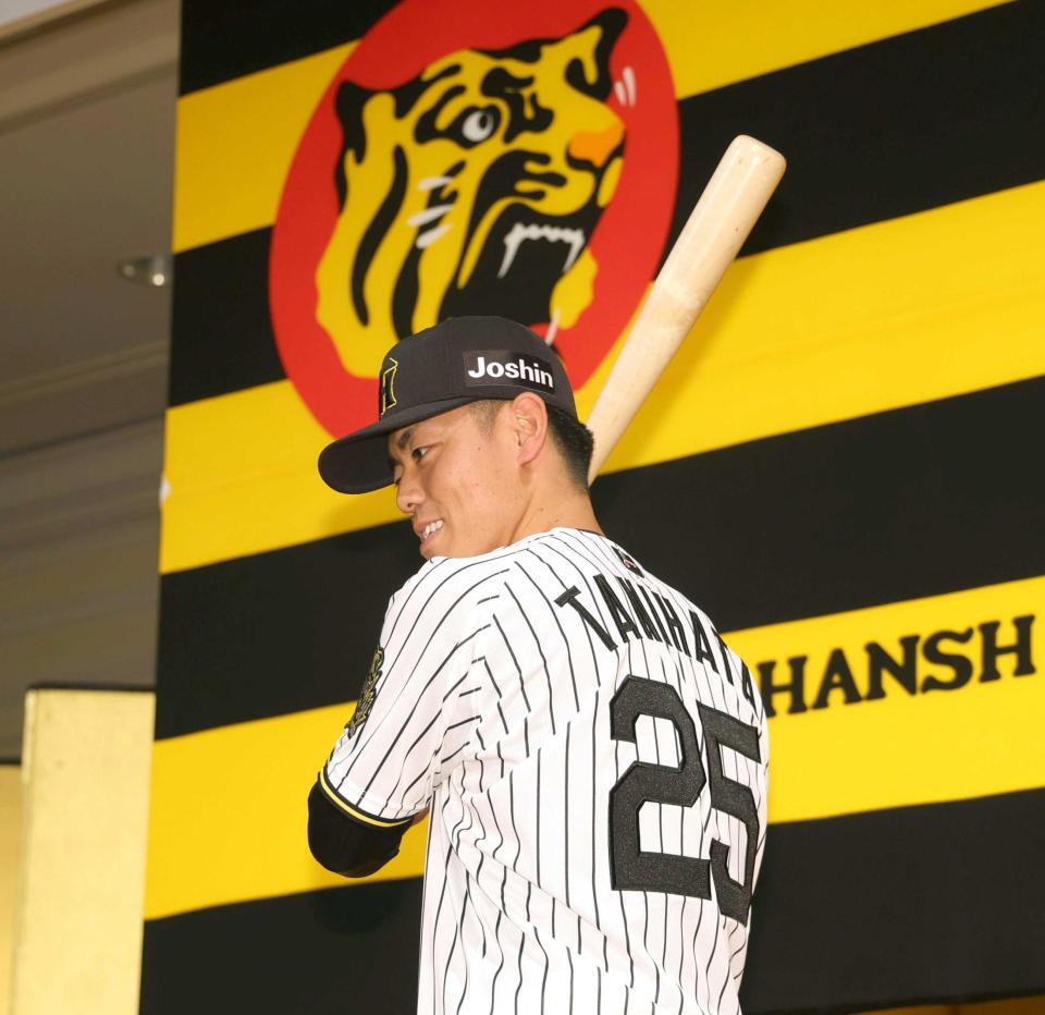 　バットを手にポーズを決める谷端