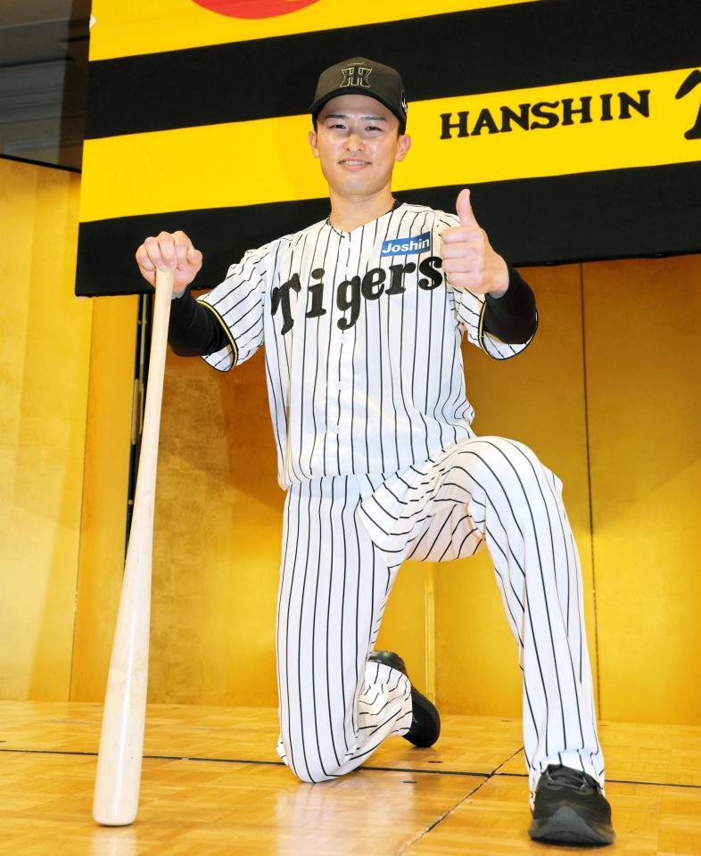 　ポーズを決める山崎