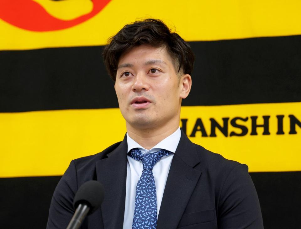 　契約更改を終えて会見する坂本（撮影・立川洋一郎）