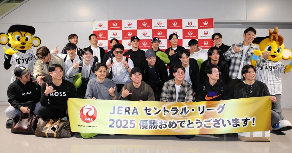 　優勝旅行出発前、写真に納まる阪神ナイン（撮影・山口登）