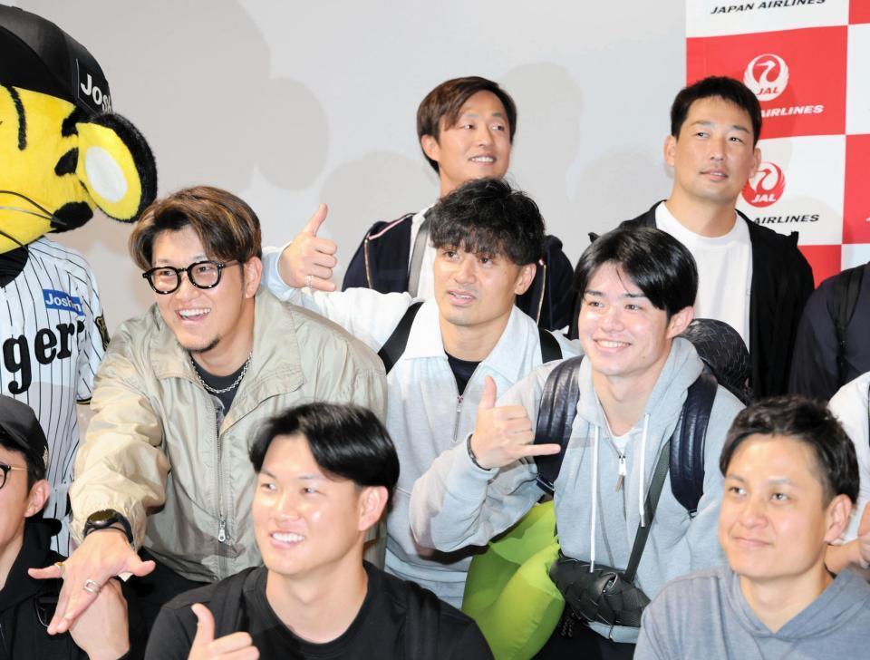 　優勝旅行出発前、写真に納まる坂本（中央）ら阪神ナイン（撮影・山口登）