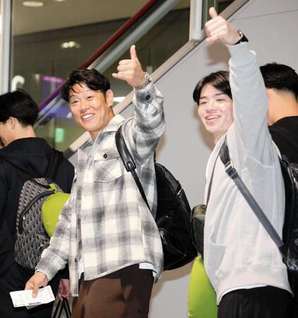 　笑顔で出発する原口氏（左）と中野（撮影・山口登）