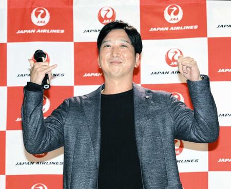 　出発式でポーズを決める藤川監督（撮影・山口登）