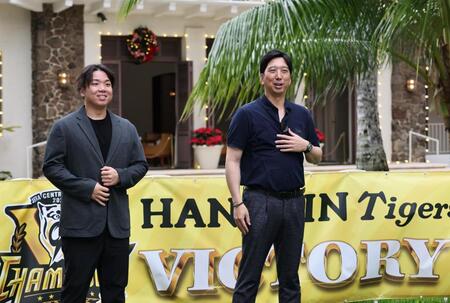 　歓迎セレモニーで笑顔を見せる藤川監督（右）と村上（撮影・田中太一）