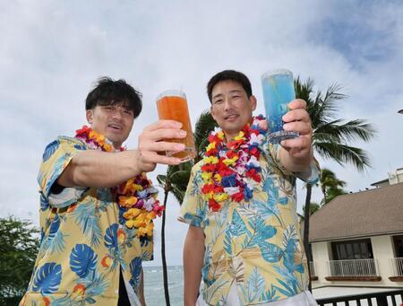 　カクテルを手にポーズを決める岩崎（右）と坂本（撮影・田中太一）