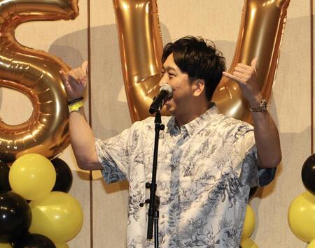 　祝賀会であいさつする藤川監督（撮影・田中太一）