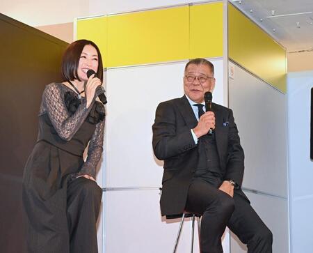 　酒井法子（左）とトークで盛り上げる掛布雅之ＯＢ会長（撮影・西田忠信）