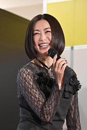 　掛布雅之ＯＢ会長とのトークショーに登場した酒井法子（撮影・西田忠信）
