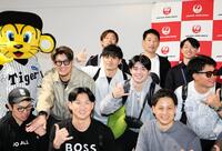 　優勝旅行出発前、写真に納まる坂本（中央左）ら阪神ナイン（撮影・山口登）