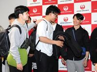 　出発前、談笑する（左から）中野、森下、近本（撮影・山口登）