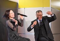 　酒井法子（左）とトークショーを盛り上げる掛布雅之ＯＢ会長（撮影・西田忠信）