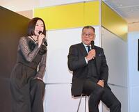 　酒井法子（左）とトークで盛り上げる掛布雅之ＯＢ会長（撮影・西田忠信）