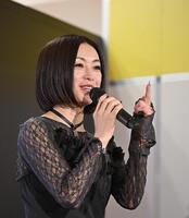 　掛布雅之ＯＢ会長とのトークショーに登場した酒井法子（撮影・西田忠信）