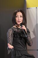 　掛布雅之ＯＢ会長とのトークショーに登場した酒井法子（撮影・西田忠信）