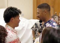 　阪神の優勝旅行に参加したデュプランティエは森下（左）と話をする（撮影・田中太一）