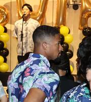 　阪神の優勝旅行に参加したデュプランティエ。奥はあいさつする藤川監督（撮影・田中太一）