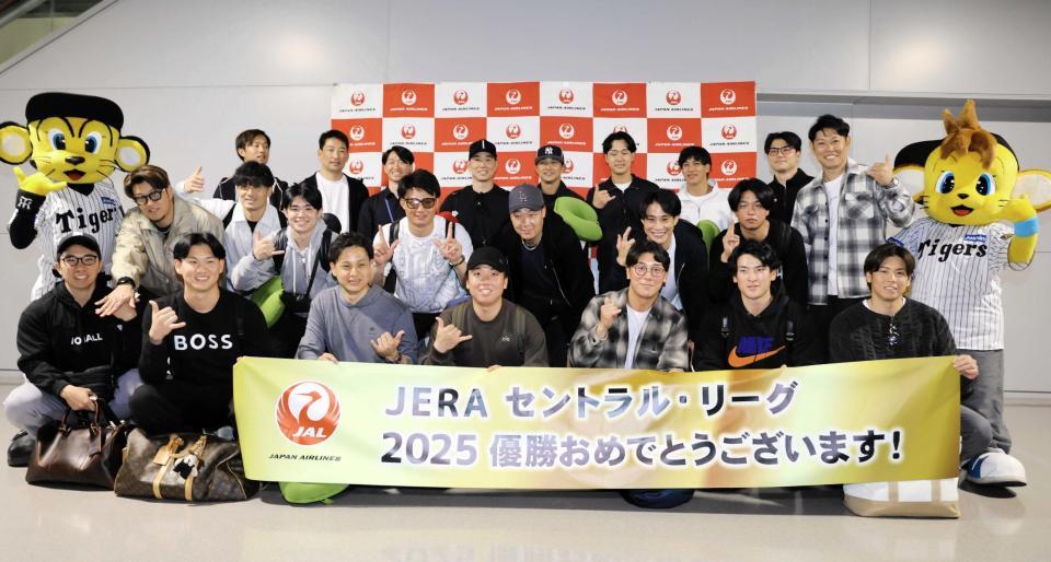 　優勝旅行出発前、アロハポーズで写真に納まる阪神ナイン（撮影・山口登）