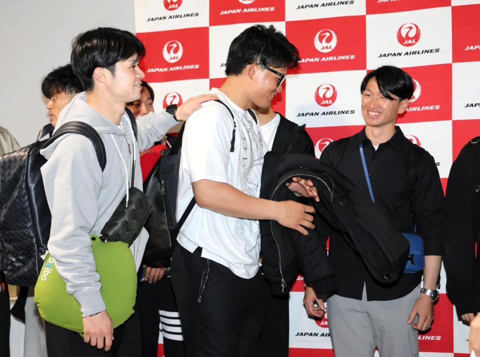 　出発前、談笑する（左から）中野、森下、近本（撮影・山口登）