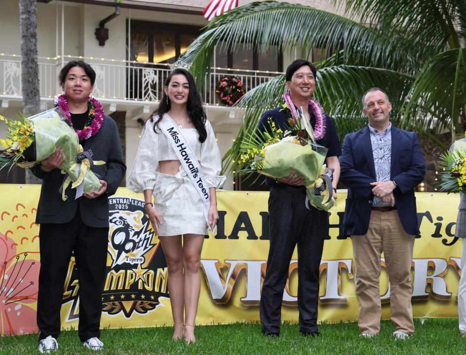 　歓迎セレモニーを受ける藤川監督と村上（撮影・田中太一）