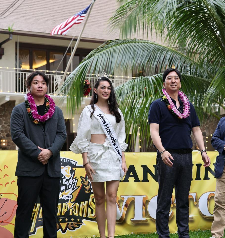 　歓迎セレモニーを受ける藤川監督（右）と村上（撮影・田中太一）